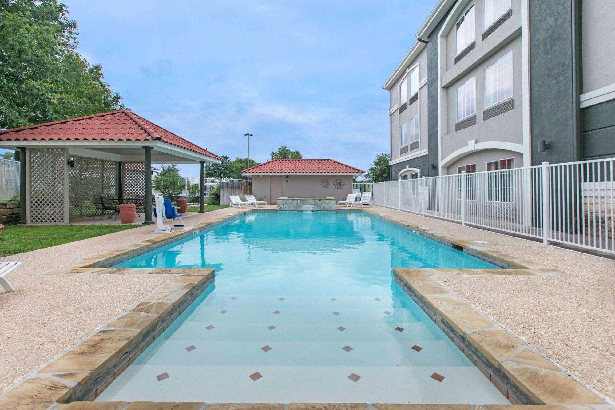 La Quinta By Wyndham Fredericksburg Hotel Exterior photo