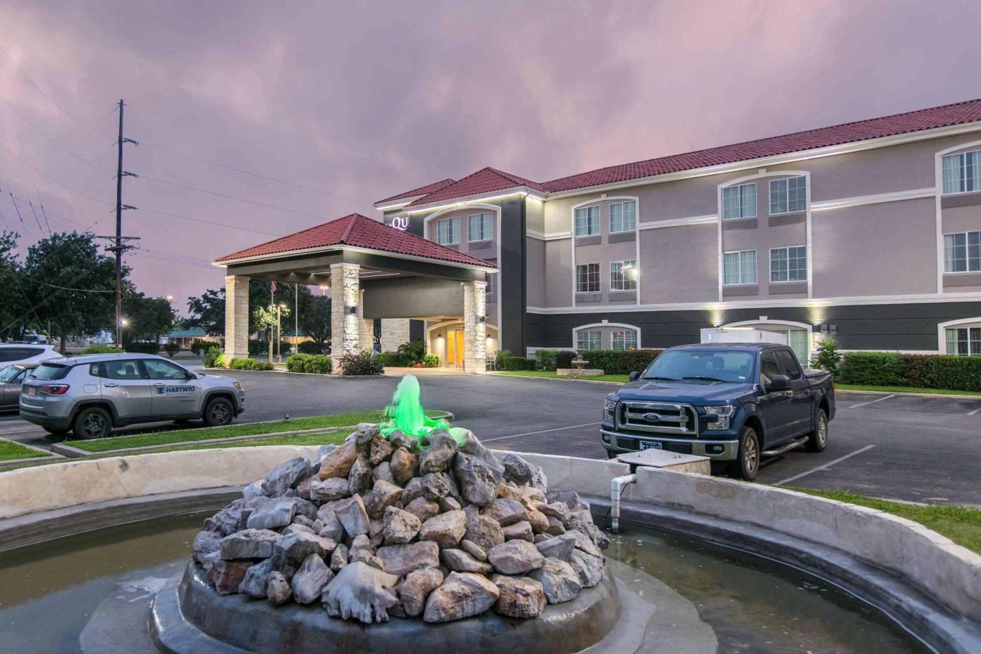 La Quinta By Wyndham Fredericksburg Hotel Exterior photo