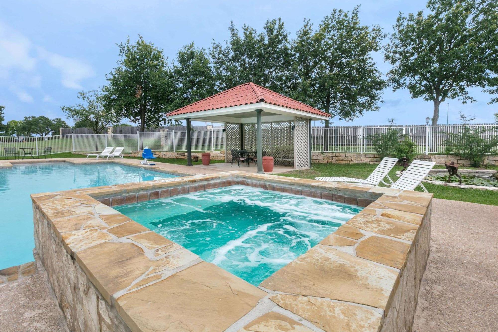 La Quinta By Wyndham Fredericksburg Hotel Exterior photo